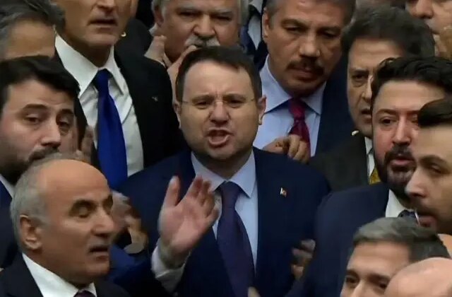 Akın Gürlek, AK Partili vekillerin etten duvar ördüğü kürsüde böyle yemin etti