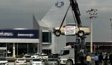 Aracını vinçle havaya kaldırdı, üzerinde yazanı gören bir daha baktı