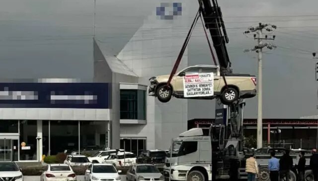 Aracını vinçle havaya kaldırdı, üzerinde yazanı gören bir daha baktı