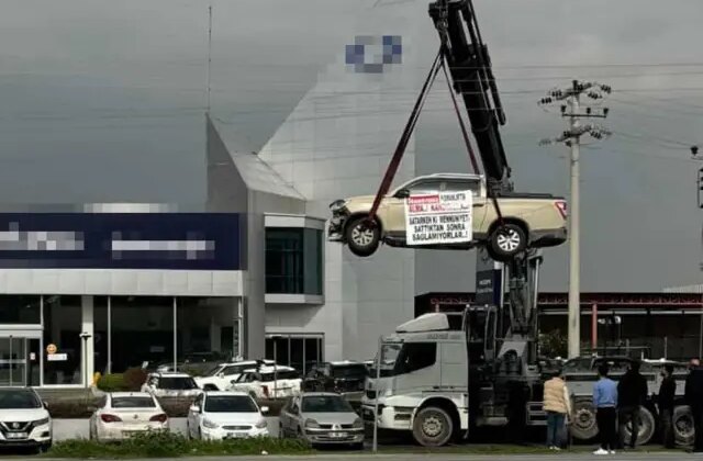 Aracını vinçle havaya kaldırdı, üzerinde yazanı gören bir daha baktı