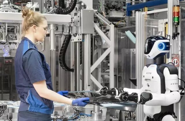 Alman otomotiv devinde işler değişiyor, robotlar üretim hattına çıkarıldı