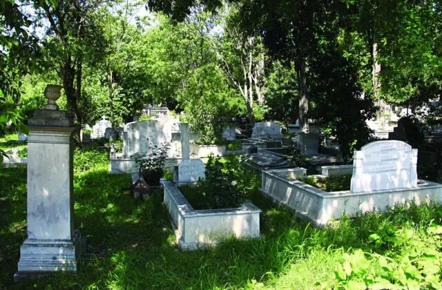 Ölülerden çalıp sattıklarıyla krallar gibi yaşamış! Rakam dudak uçuklatır