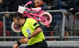 Amatör maçta büyük skandal! Hakeme bisiklet attıp bayılttılar