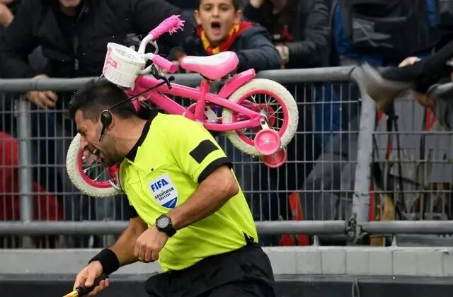 Amatör maçta büyük skandal! Hakeme bisiklet attıp bayılttılar