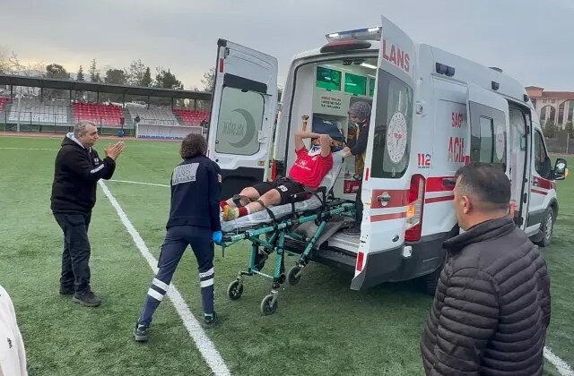 Amatör maçta saha karıştı: Bir futbolcu hastaneye kaldırıldı, 11 kırmızı kart çıktı