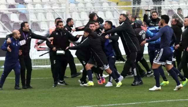 Ankara Keçiörengücü-Erzurumspor FK maçı bitti, saha karıştı