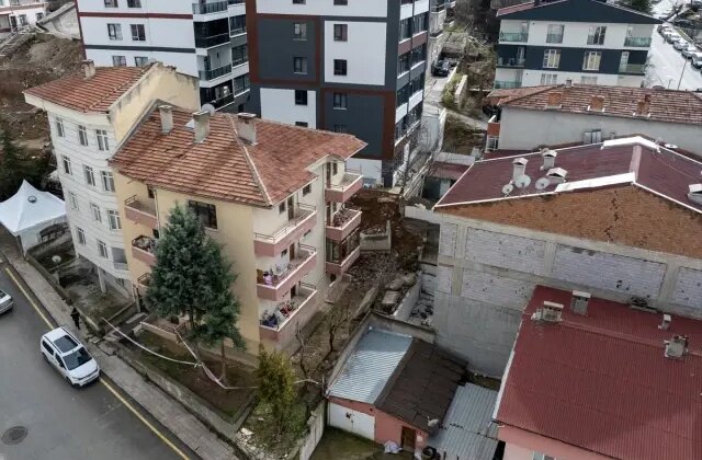 Ankara’nın Gölbaşı ilçesinde istinat duvarının çökmesi nedeniyle 5 apartman tahliye edildi