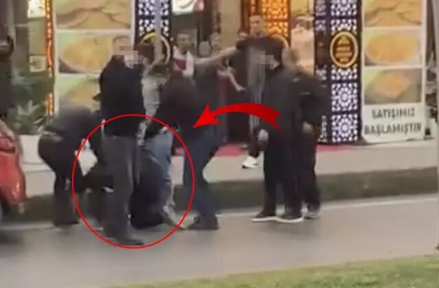 Aralarına alıp acımasızca dövdüler: Bir kişiye bu kadar kişi saldırır mı!