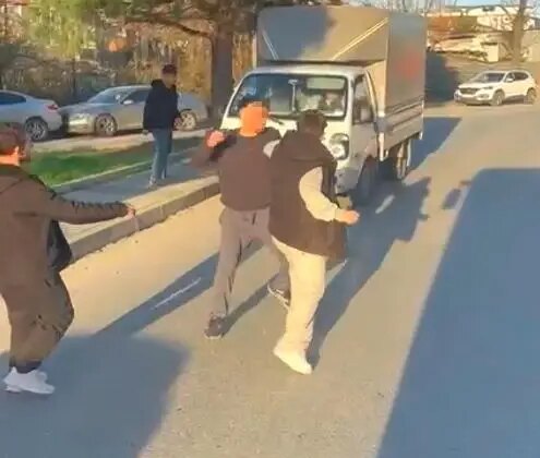 Arnavutköy’de trafikte yumruklu kavga kamerada, cadde boks ringine döndü
