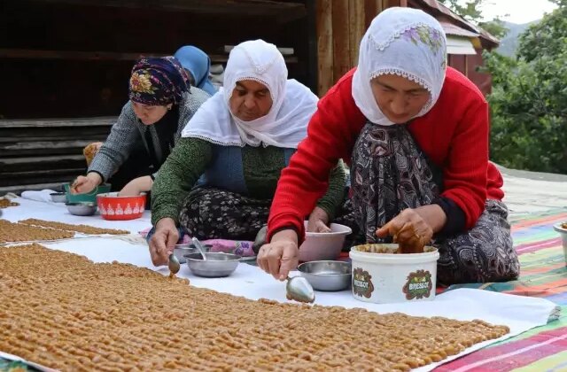 Bu tatlı sadece bir mahallede var! Yazın bin bir zahmetle yapılıyor, kışın afiyetle yeniyor
