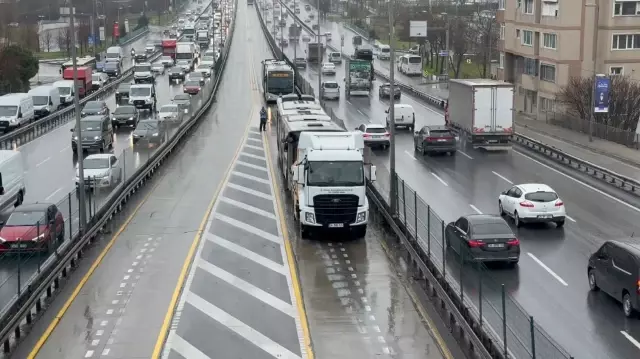 Avcılar’da İBB Sosyal Tesisleri durağında 2 metrobüsün çarpışması sonucu 4 kişi yaralandı