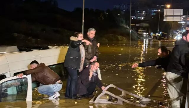 Aydın’da suya gömülen minibüsteki 20 yolcu kurtarıldı