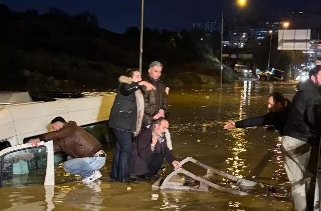 Aydın’da suya gömülen minibüsteki 20 yolcu kurtarıldı