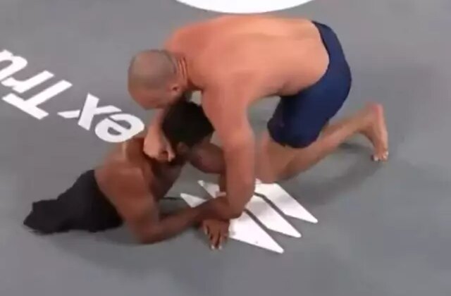 Bacakları olmayan rakibini boğarak pes ettirdi