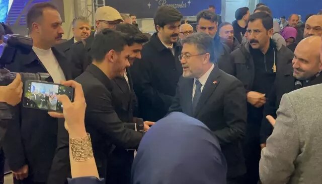 Bakan Yumaklı, gençlerle birlikte “Kabe’de Hacılar” ilahisini söyledi