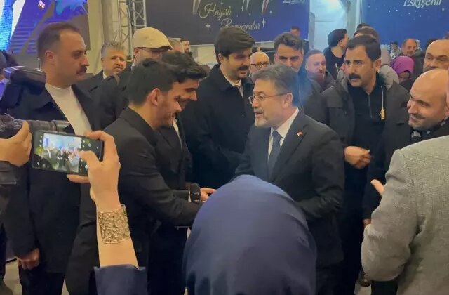 Bakan Yumaklı, gençlerle birlikte “Kabe’de Hacılar” ilahisini söyledi