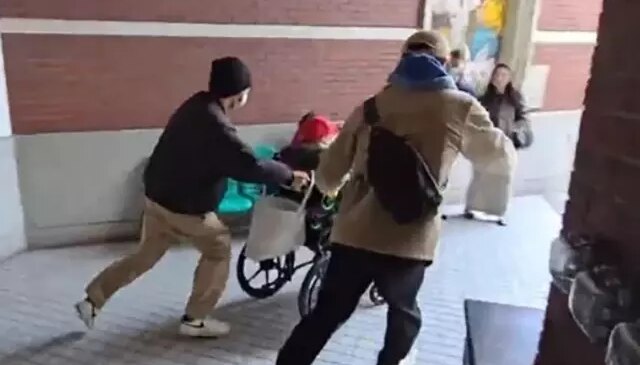 Bakıcısıyla gizlice evlenen 102 yaşındaki milyoner babalarını hastaneden kaçırdılar