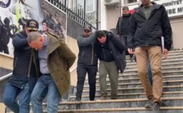 Bakırköy’de kafede oturan Rus turisti, Cezayirli şüpheliler soydu; hırsızlık kamerada