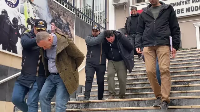 Bakırköy’de kafede oturan Rus turisti, Cezayirli şüpheliler soydu; hırsızlık kamerada