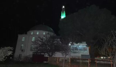 3 dakika erken okunan ezan din adamlarını ikiye böldü