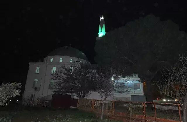 3 dakika erken okunan ezan din adamlarını ikiye böldü