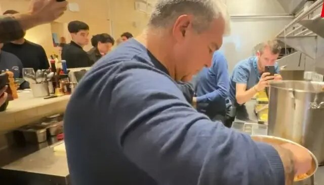 Barcelona Başkanı Joan Laporta, makarna yaptı