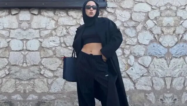 Başı kapalı, göbeği açık fotoğraf paylaşan Zeynep Bastık’a tepki var