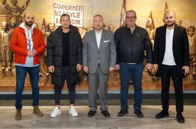 Başkan ve teknik adamın yumruk yumruğa kavgasına rağmen kazanmaya devam ediyorlar