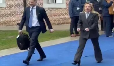 Meloni’nin zorlu anları! Dışarıya adımını atar atmaz şoka girdi