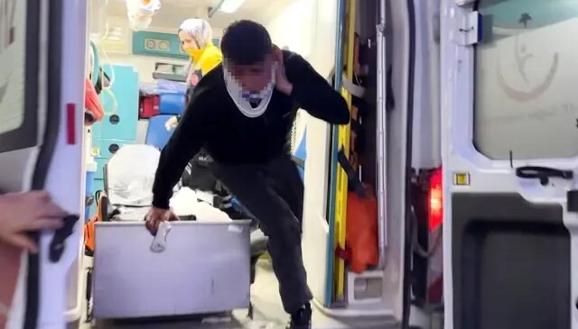 Bıçaklanarak yaralandılar, sedyeden atlayıp gazetecilere saldırdılar: O anlar kamerada