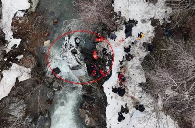 Bir aile dağıldı! Araç dereye uçtu, can kayıpları var