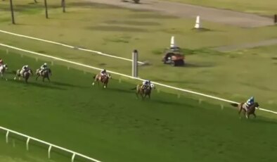 Herkes onu konuşuyor! At yarışı spikerinin anlatımı olay oldu