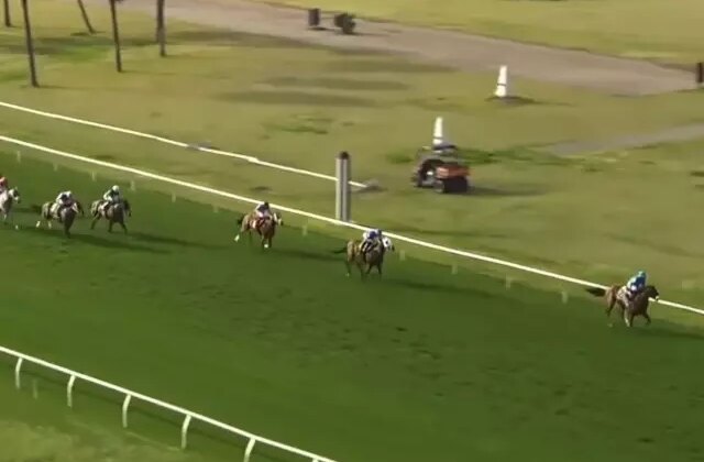 Herkes onu konuşuyor! At yarışı spikerinin anlatımı olay oldu