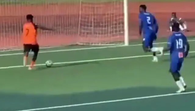 Boş kaleye gol atamayınca kendi takım arkadaşlarından dayak yedi