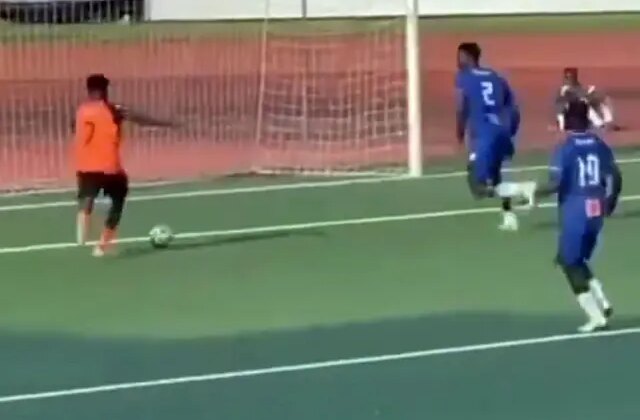 Boş kaleye gol atamayınca kendi takım arkadaşlarından dayak yedi