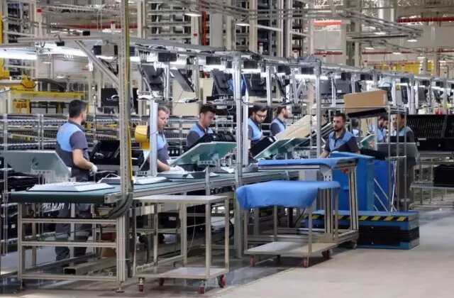 Bu fabrikadaki maaşlar dudak uçuklatır! İşçiler bayram etti