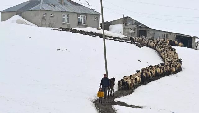 Bu köyün tek sakini onlar! 9 yıldır 3 metre karın altında ‘nöbet’ tutuyorlar