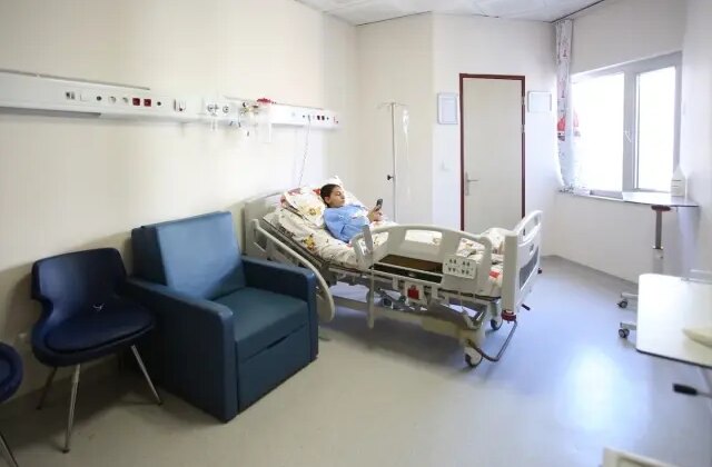 Bulantı şikayetiyle hastaneye götürülen çocuğun karnından saç yumağı çıktı