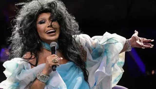 Bülent Ersoy’un Ramazan hediyesi şaşırttı: Işıltılı peçetelik