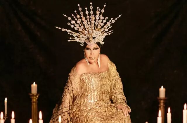 Bülent Ersoy yine yaptı yapacağını: Gold kaplama araç şaşırttı