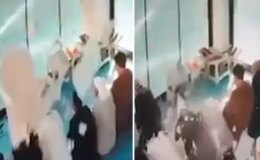 Camide cemaatin üzerine asma tavan parçaları düştü