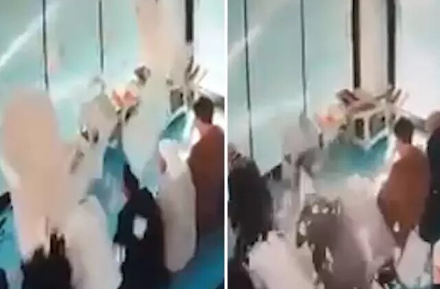 Camide cemaatin üzerine asma tavan parçaları düştü