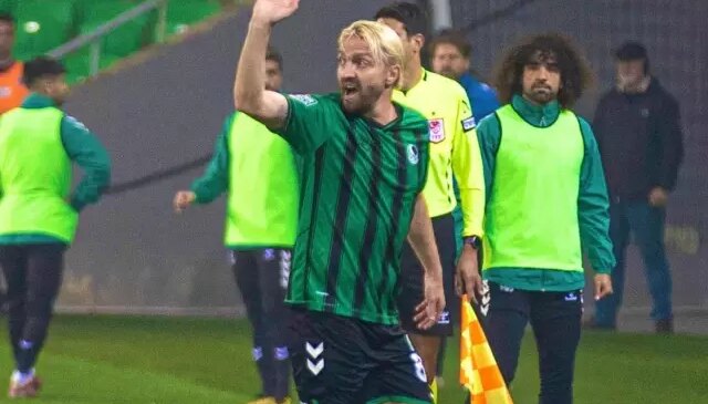 Caner Erkin, Sakaryaspor ile 12 maçta 4 kere kırmızı kart gördü