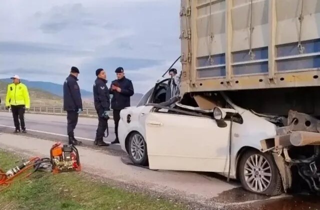 Cenaze yolunda feci kaza! Tıra ok gibi saplandı, cansız bedenler güçlükle çıkarıldı