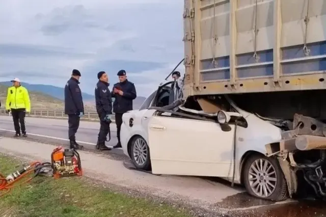 cenaze yolunda feci kaza tir a ok gibi saplandi 19563835 7618 o