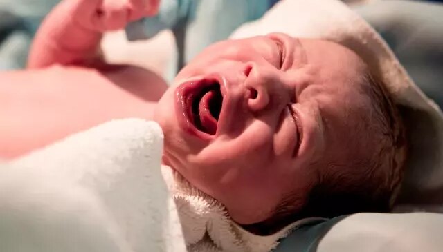 Bir ilimiz bu olayı konuşuyor! Çocuğunu hastanede çocuk özlemi çeken adama verdi