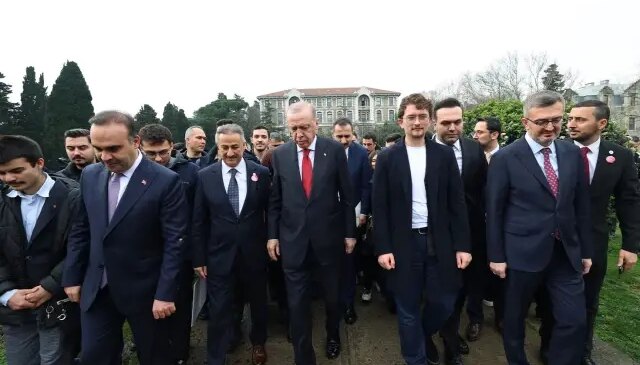 Cumhurbaşkanı Erdoğan, Boğaziçi Üniversiteli öğrencilerle kampüste yürüdü