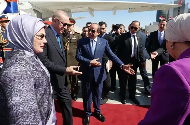 Cumhurbaşkanı Erdoğan Mısır’da! Sisi, kırmızı halıda karşıladı