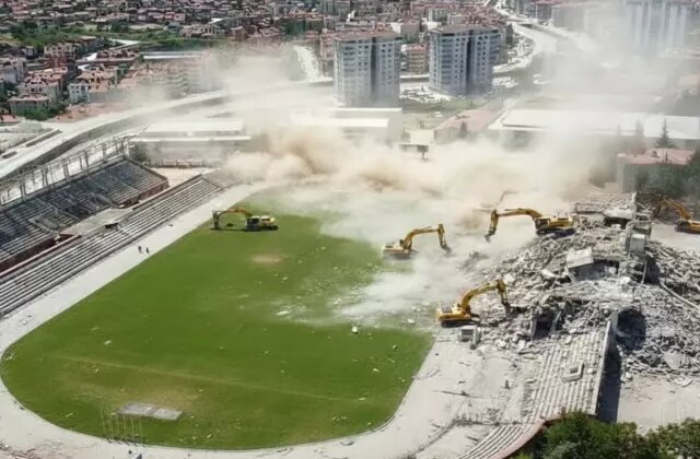 Depreme dayanıksız olan 41 yıllık stat tarihe karışıyor