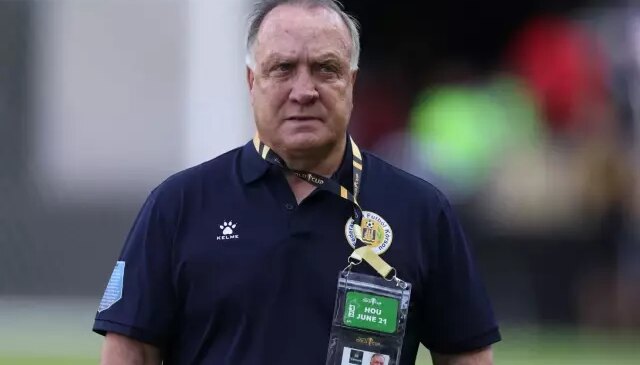 Dick Advocaat, Dünya Kupası’na götürerek ülke tarihine geçtiği takımdan istifa etti